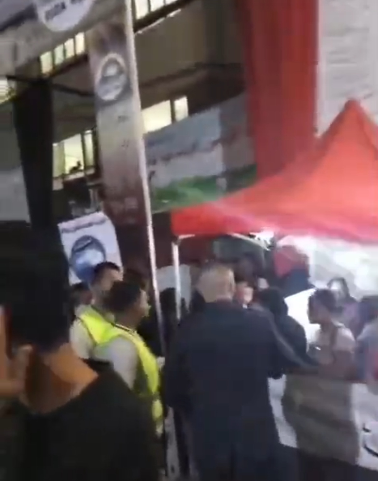 قبل ما تقفل اللجان بساعات الناس بتتدافع للتصويت في انتخابات