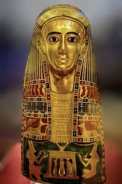 قناع ذهبي لمومياء في <a href=