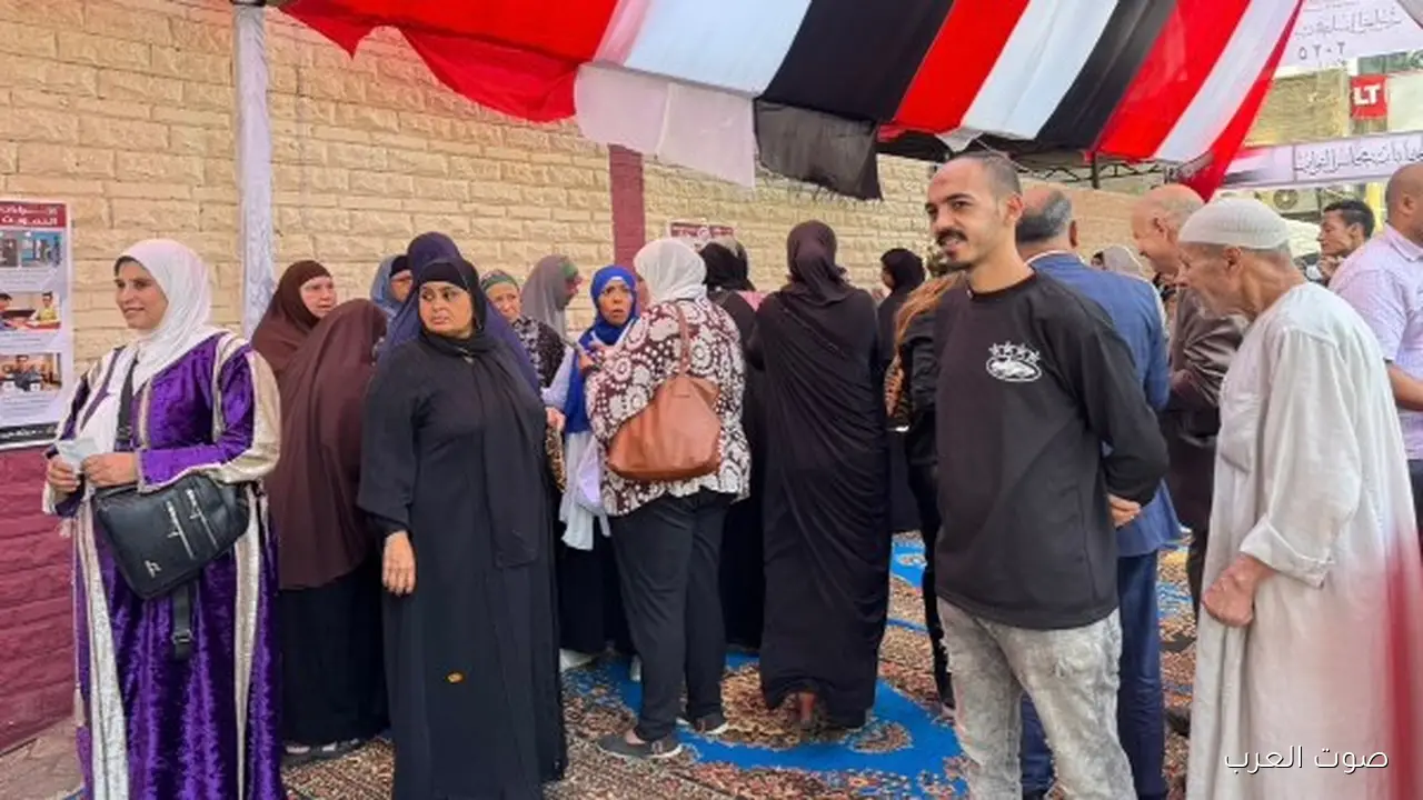 كبار السن متوافدين بكثرة على مدرسة الجيزة القومية صور