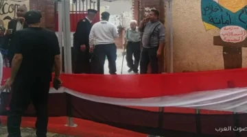 كبار السن يشاركوا في التصويت في مدرسة السيدة زينب الابتدائية