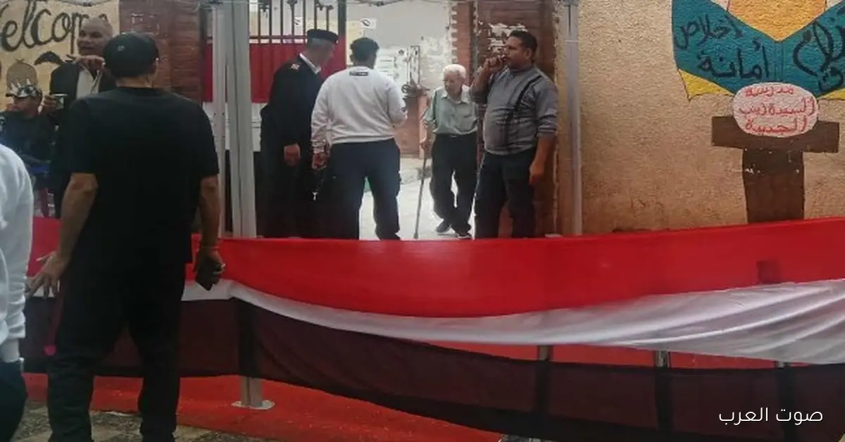 كبار السن يشاركوا في التصويت في مدرسة السيدة زينب الابتدائية في انتخابات مجلس النواب 2025 2 كبار السن يشاركوا في التصويت في مدرسة السيدة زينب الابتدائية في انتخابات مجلس النواب 2025