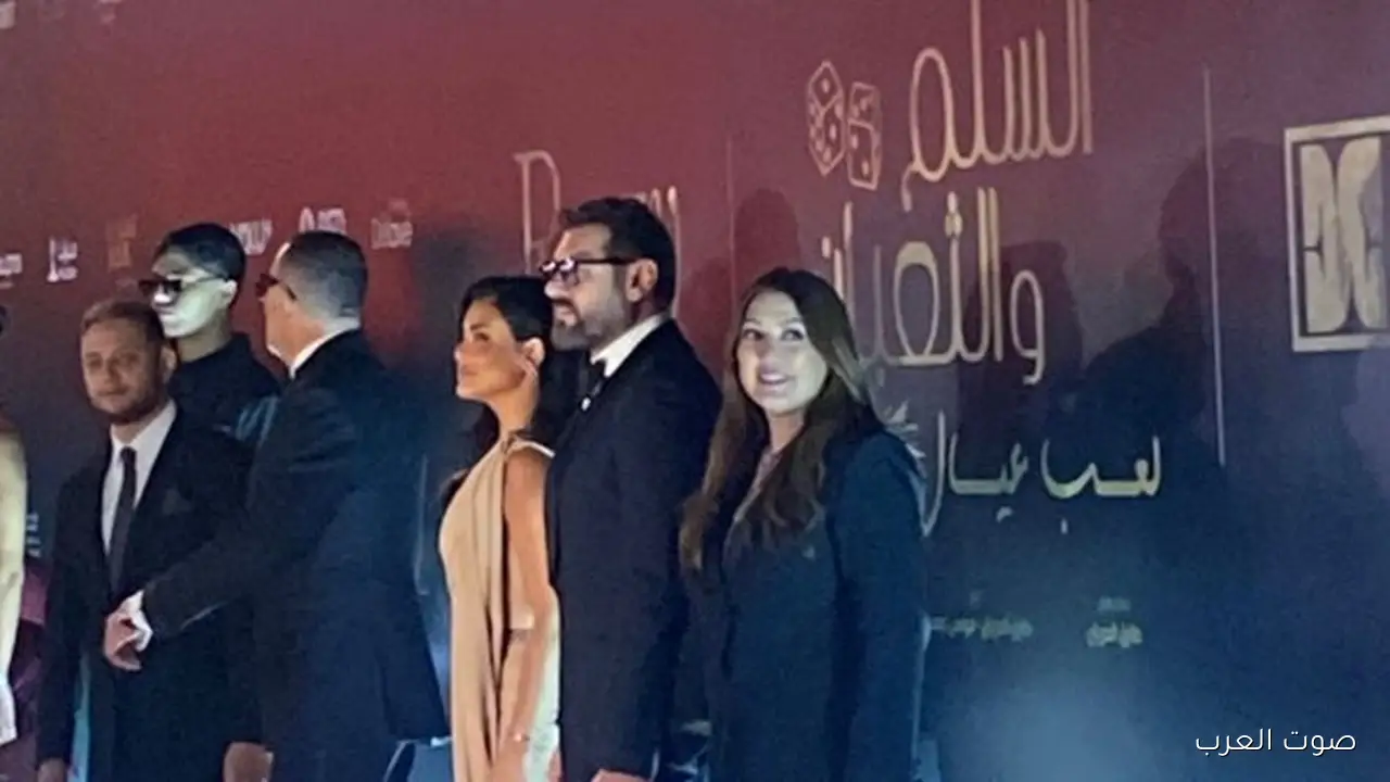 كندة علوش تشجع عمرو يوسف في العرض الخاص لفيلم السلم