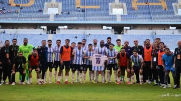 لاعبو بيراميدز يشجعوا رمضان صبحي في مباراة باور ديناموز بدوري