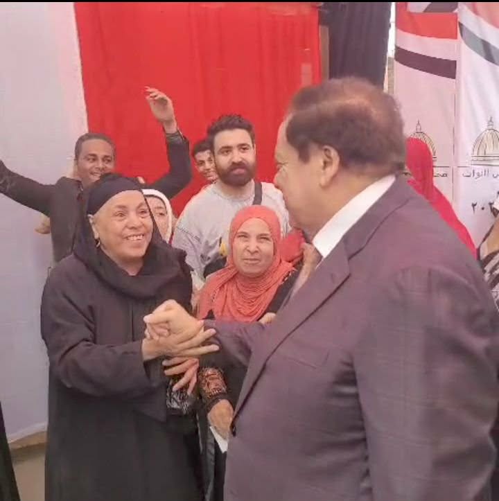 لحظة إنسانية بين النائب محمد أبو العينين وستي مسنّة تفرح