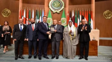 لفتة جميلة الجامعة العربية تكرم المسؤول عن الإعلام الرسمي في