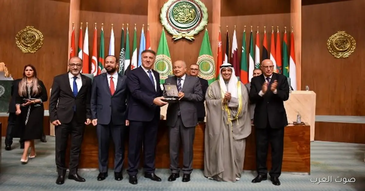 لفتة جميلة.. الجامعة العربية تكرم المسؤول عن الإعلام الرسمي في فلسطين 2 لفتة جميلة.. الجامعة العربية تكرم المسؤول عن الإعلام الرسمي في فلسطين