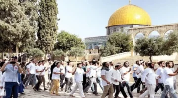 مئات المستوطنين يدخلوا باحات المسجد الأقصى واستشهاد فلسطيني في شرق