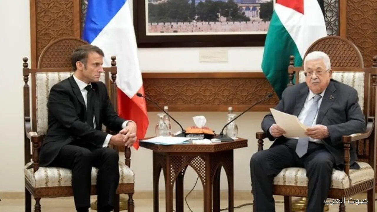 ماكرون يستقبل الرئيس الفلسطيني في باريس بكرة للحديث عن تطورات