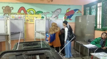 ماما تاخد عيالها معاه عشان يصوتوا في انتخابات السيدة زينب