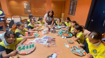 متحف سوهاج يعمل ورشة رسم على القماش والخيش للطلبة