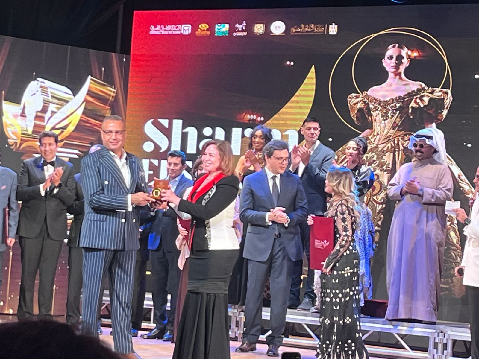 محافظ جنوب سيناء يكرم إلهام شاهين وصابرين ورمزي والمرشدي