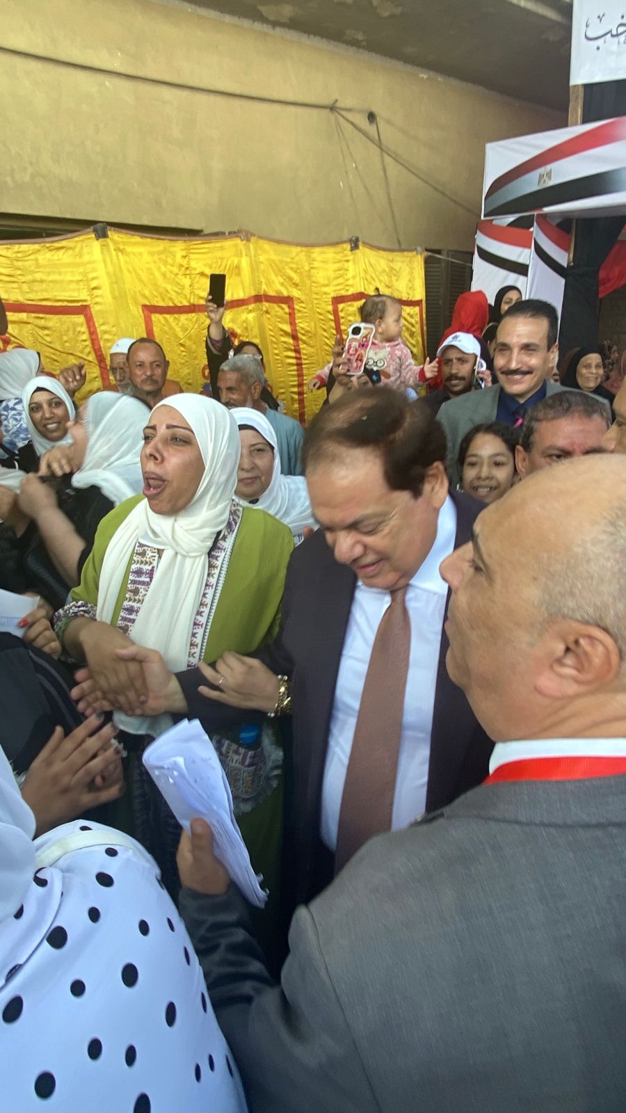 محمد أبو العينين وسط الناس استقبال حافل وزغاريد في الانتخابات