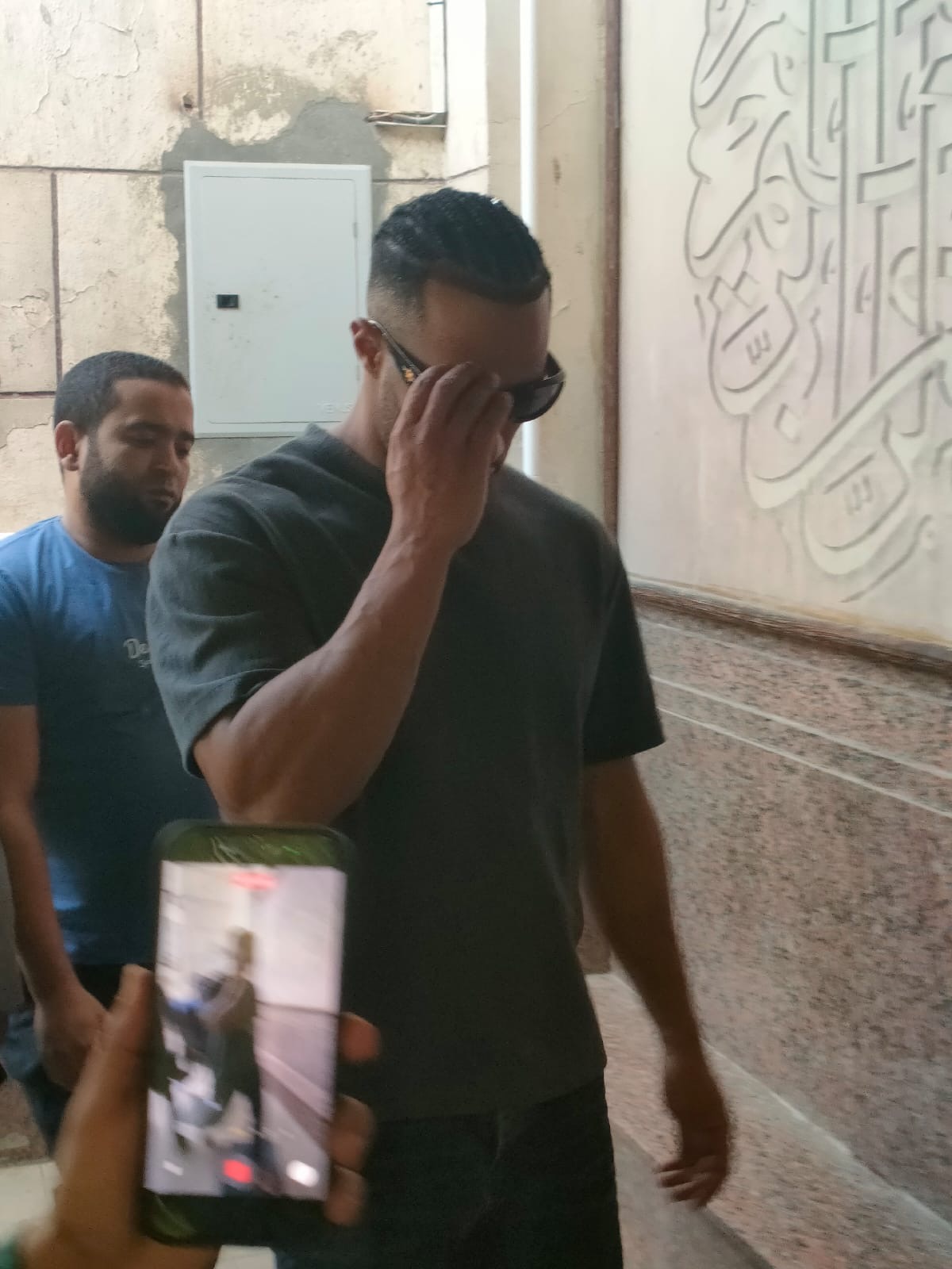 محمد رمضان يشيل نعش والده في جنازة من مسجد مصطفى