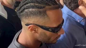 محمد رمضان يغير لوك في جنازة والده