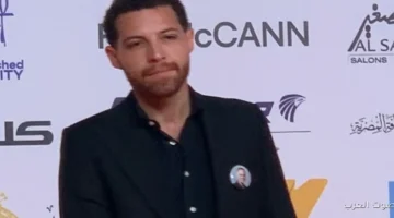 محمود حجازي يكرم المصور الراحل ماجد هلال بصور موقعة له