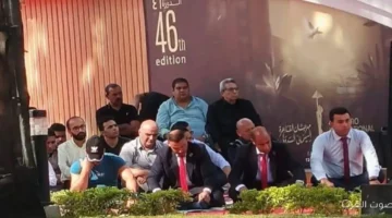 محمود سعد وابنته في صلاة الجمعة بمسجد الأوبرا
