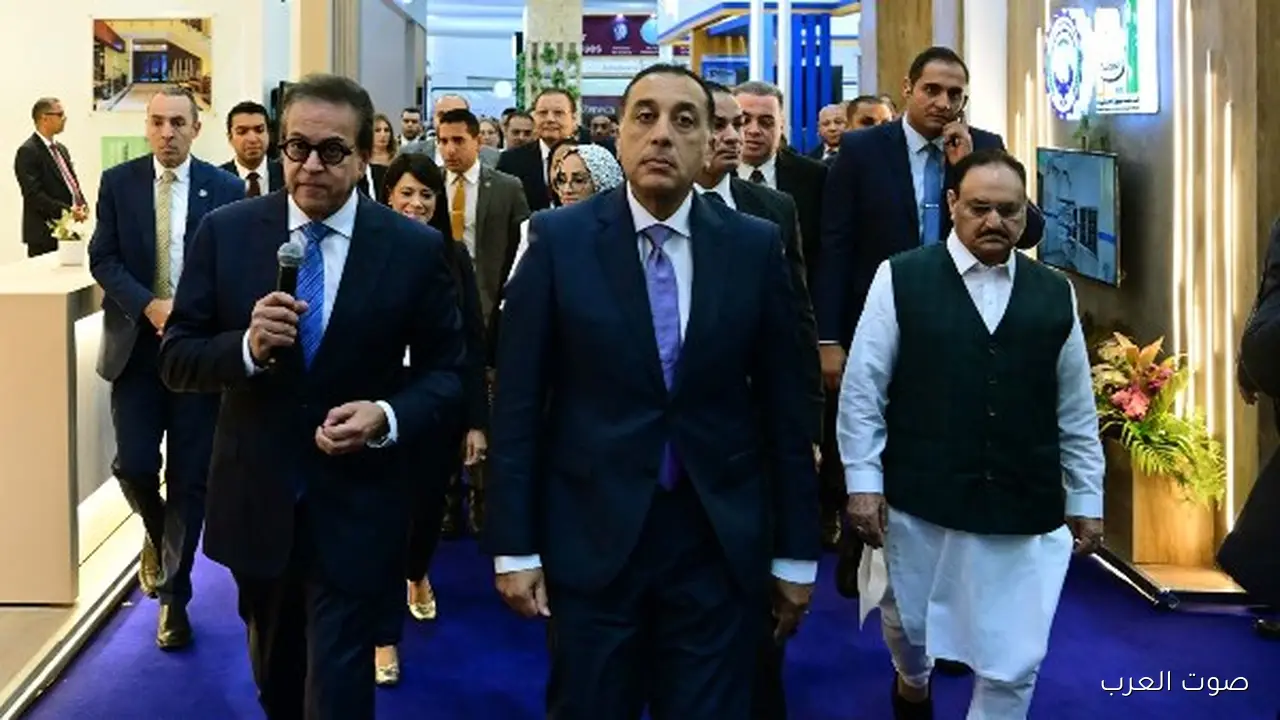 مدبولي بنشتغل على بناء مجتمع صحي وآمن خلال زيارة معرض