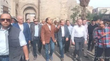 مدبولي يمشي في شارع الخيامية بالقاهرة