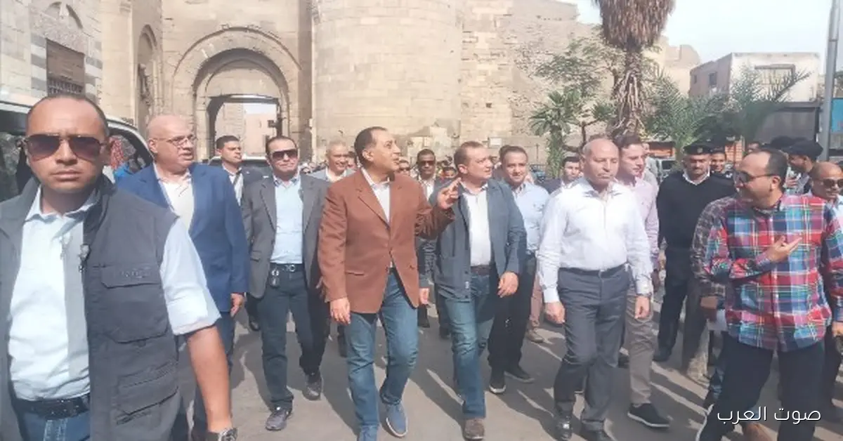 مدبولي يمشي في شارع الخيامية بالقاهرة