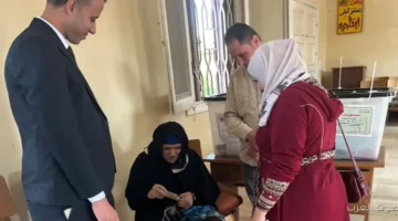 مساعدة ست كبيرة في الشرقية عشان تدلي بصوتها في انتخابات