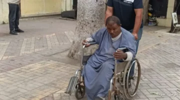 مسن يشارك في انتخابات مجلس النواب على كرسي متحرك ويعبر