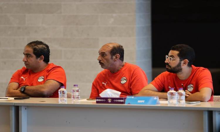 منتخب مصر بالزي الأحمر أمام أوزبكستان