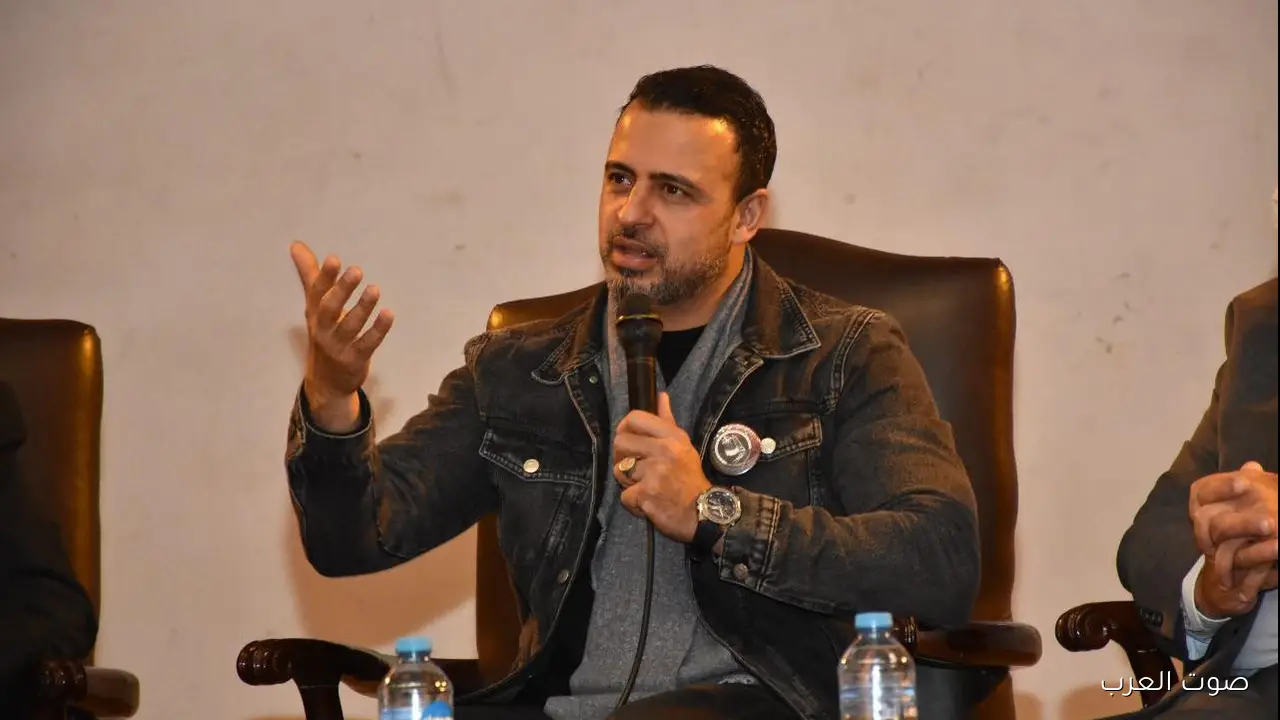 مصطفى حسني ضيف على طلاب من أجل مصر في جامعة