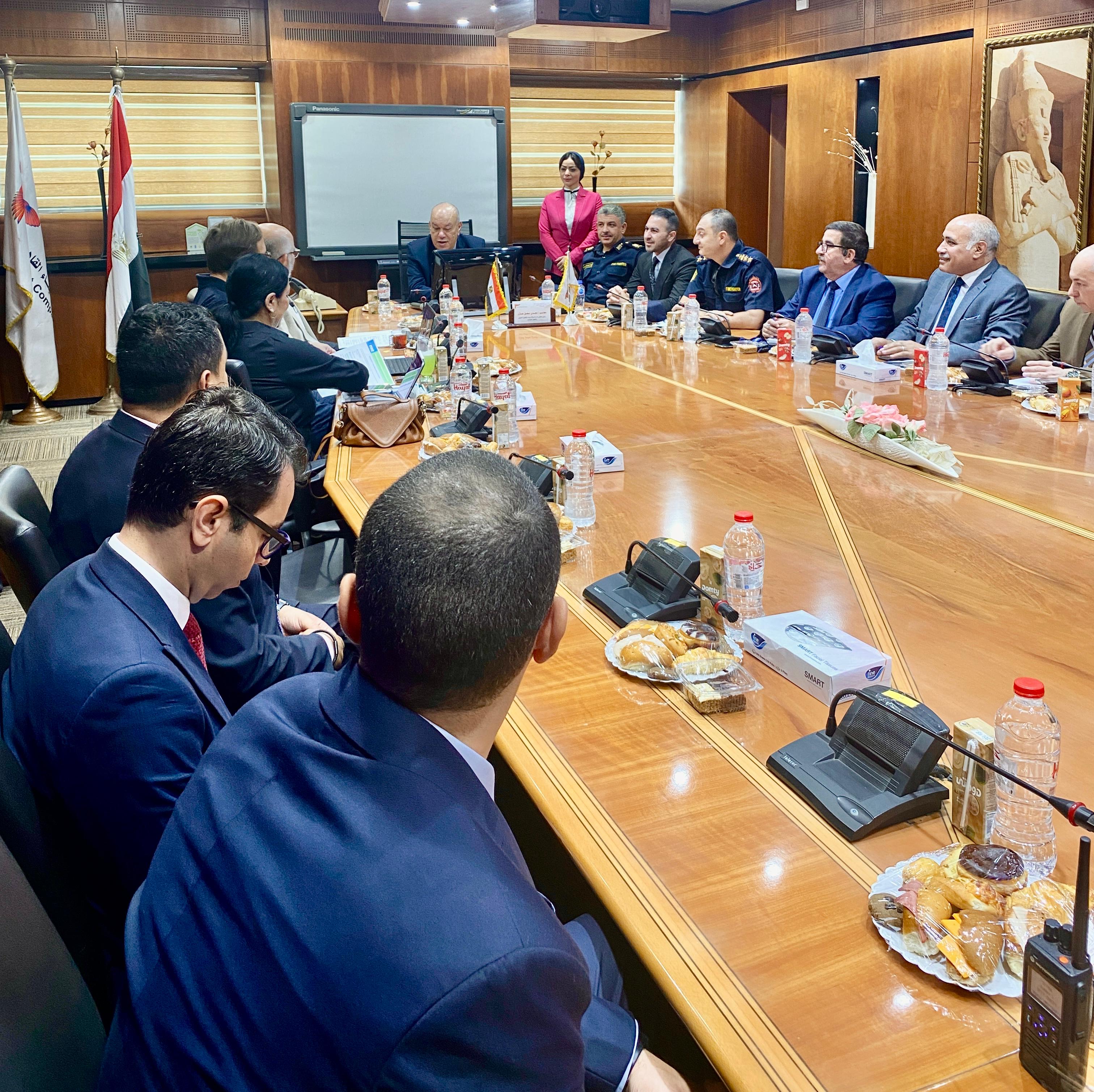 مطار القاهرة يطور أنظمة الإطفاء بشكل صديق للبيئة