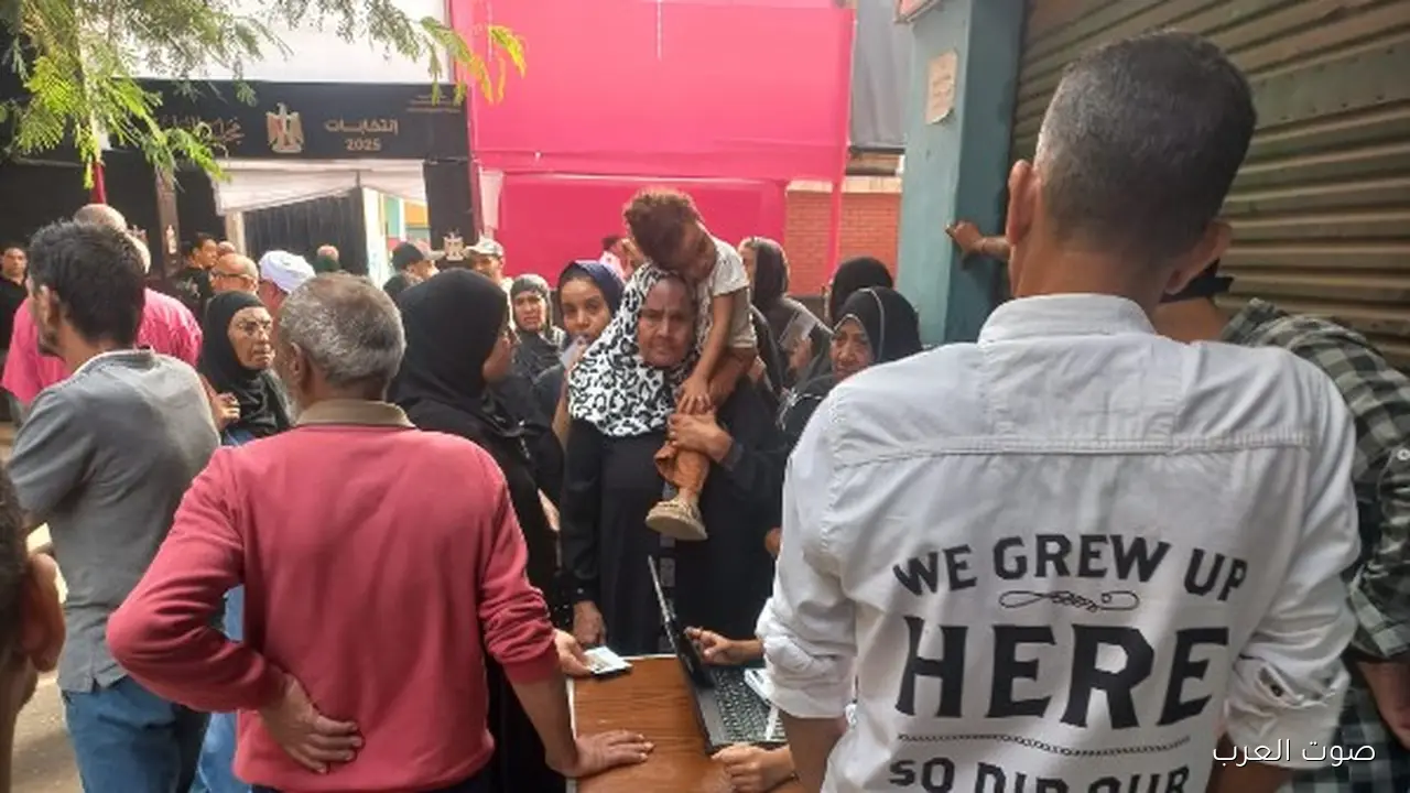 مندوبو المرشحين وأجهزة اللاب توب بتسهل الوصول للجان في إمبابة