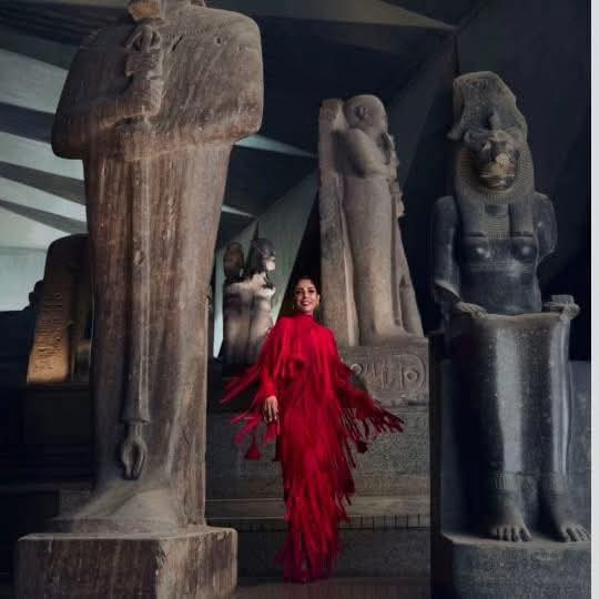 منى زكي تتألق في جلسة تصوير بالمتحف الكبير مع طرح