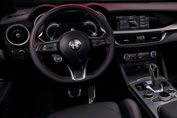 مواصفات وأسعار الفاروميو ستلفيو 2026 الكروس أوفر مع شوية صور