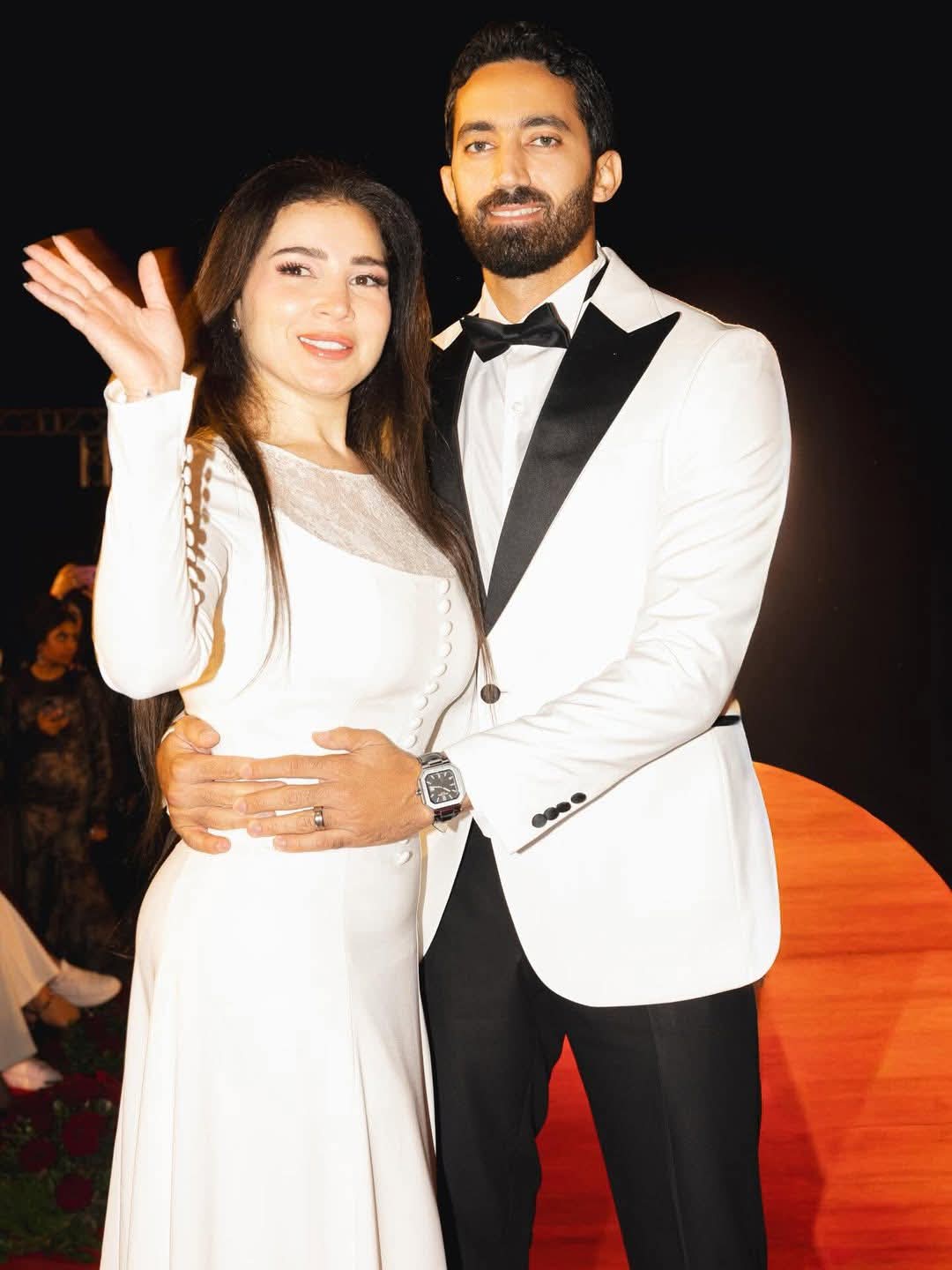 مي عز الدين بتنشر صور رومانسية مع جوزها شوفوا