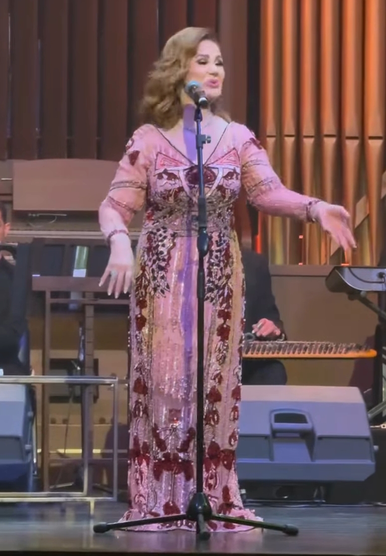 ميادة الحناوي تتجاوز أحزانها بعد وفاة شقيقها وتحتفل بحفل غنائي