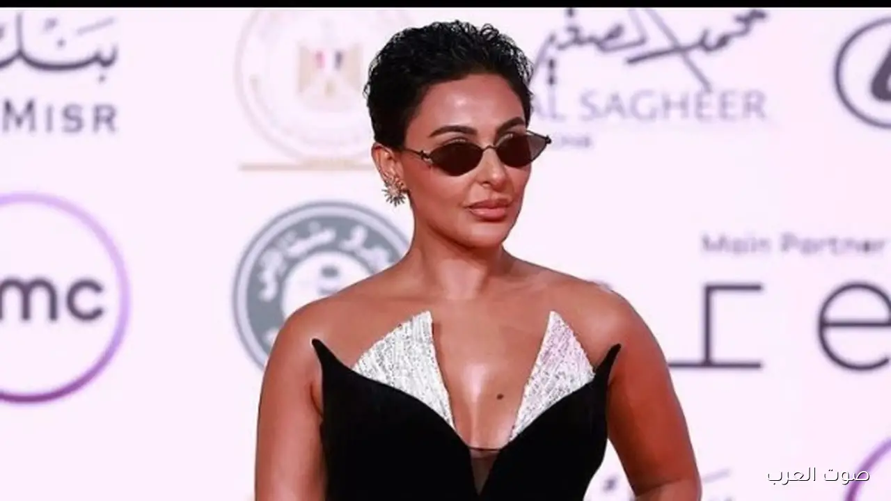 ميس حمدان تتألق بفستان أسود جريء في افتتاح مهرجان القاهرة