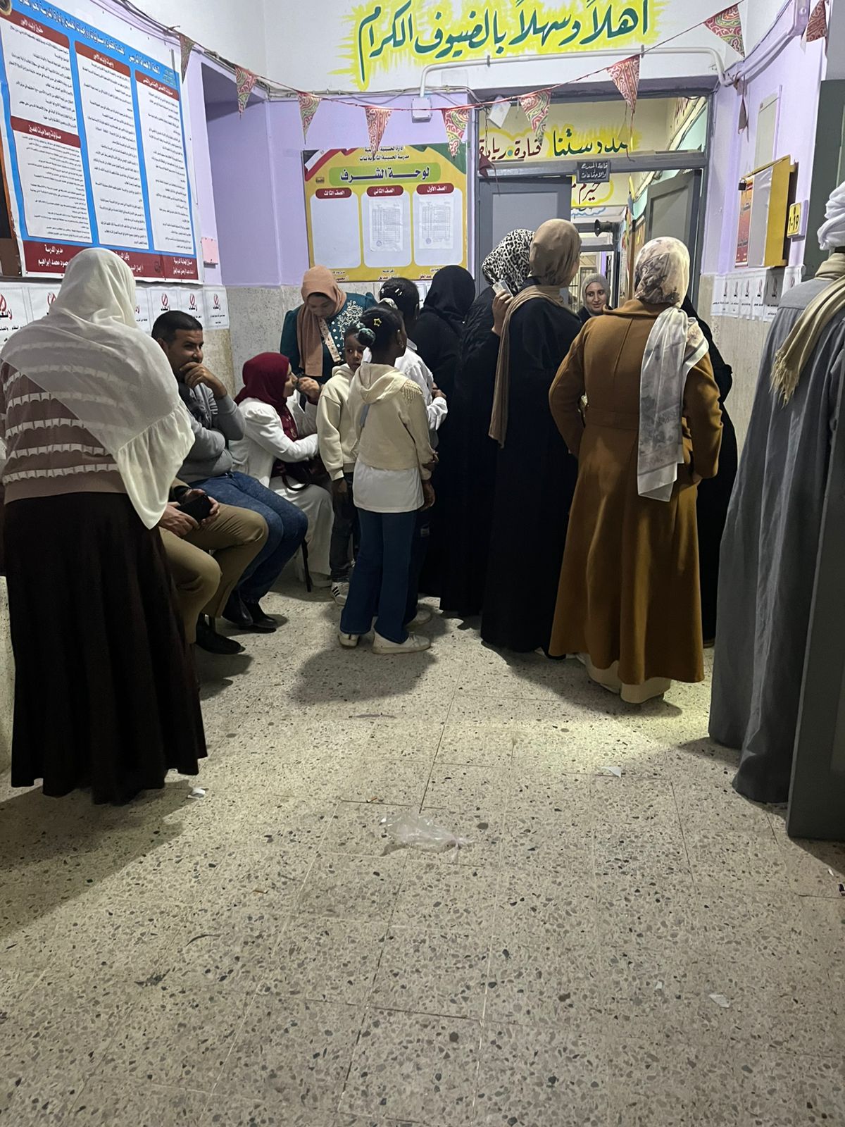 ناس كتير بتتجمع قدام لجان <a href=