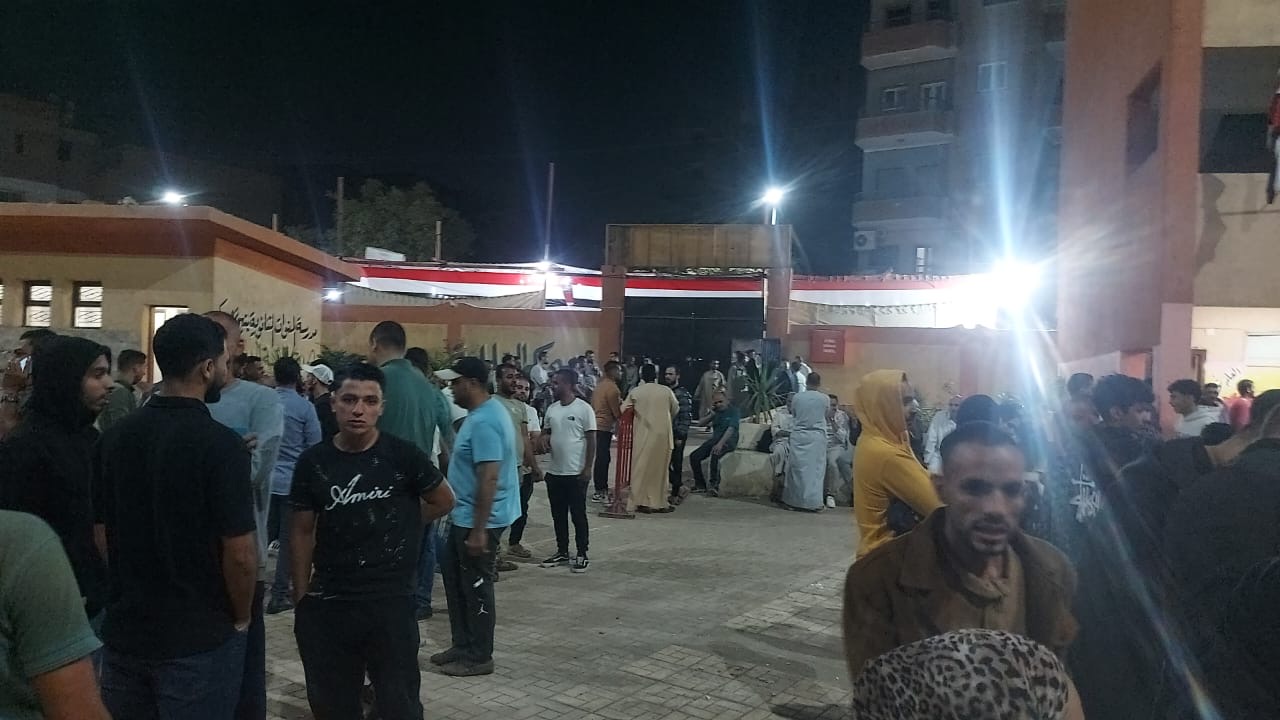 ناس كتير في طوابير قدام مدرسة ميت شماس بالمنوات
