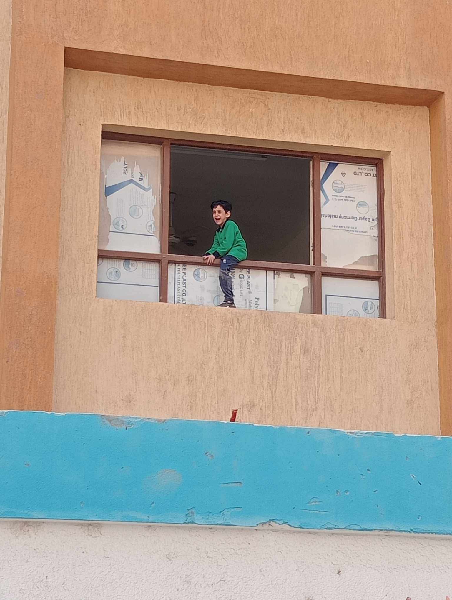 نسوا الطفل في الفصل صورة مؤثرة لطفل باكي نط من