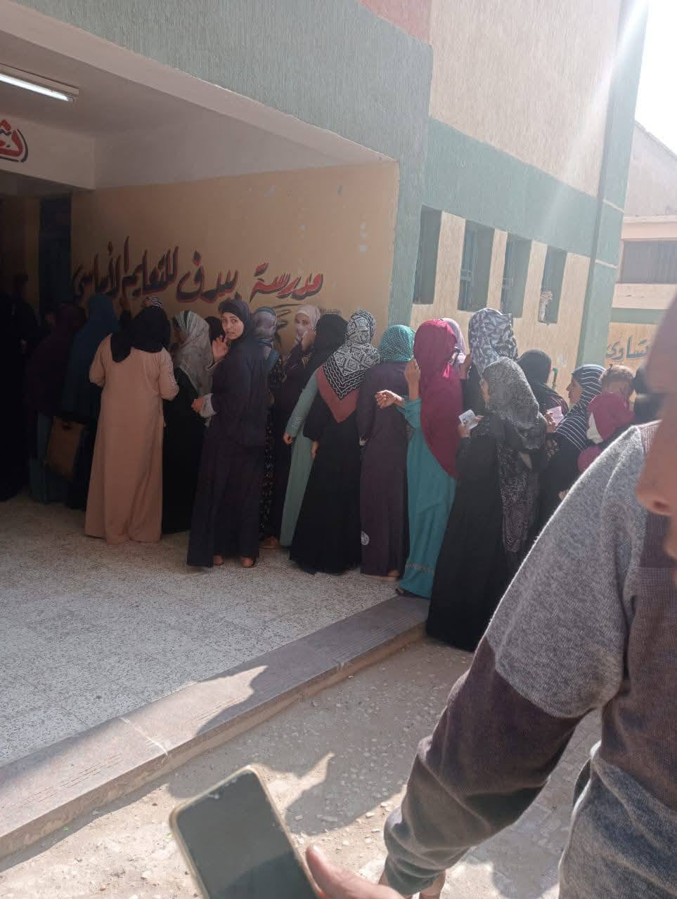 نسوان كتير في لجنة مجمع المدارس بالحوامدية