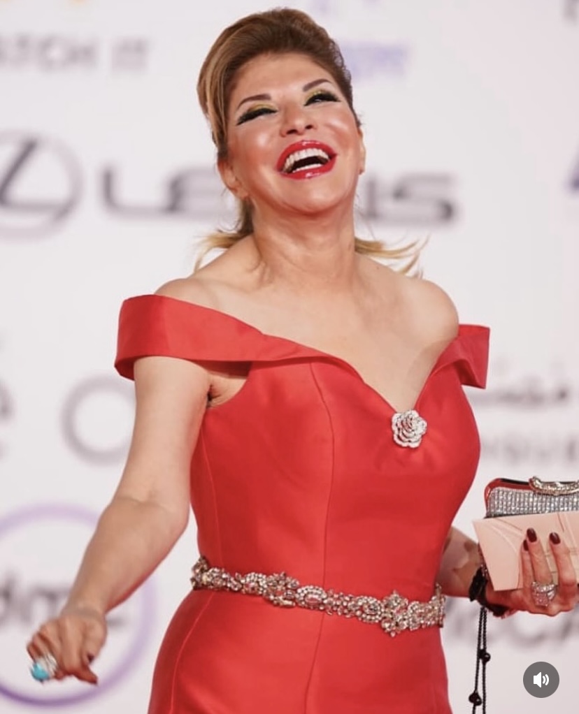 هالة سرحان بتبهر الكل باللون الأحمر في مهرجان القاهرة