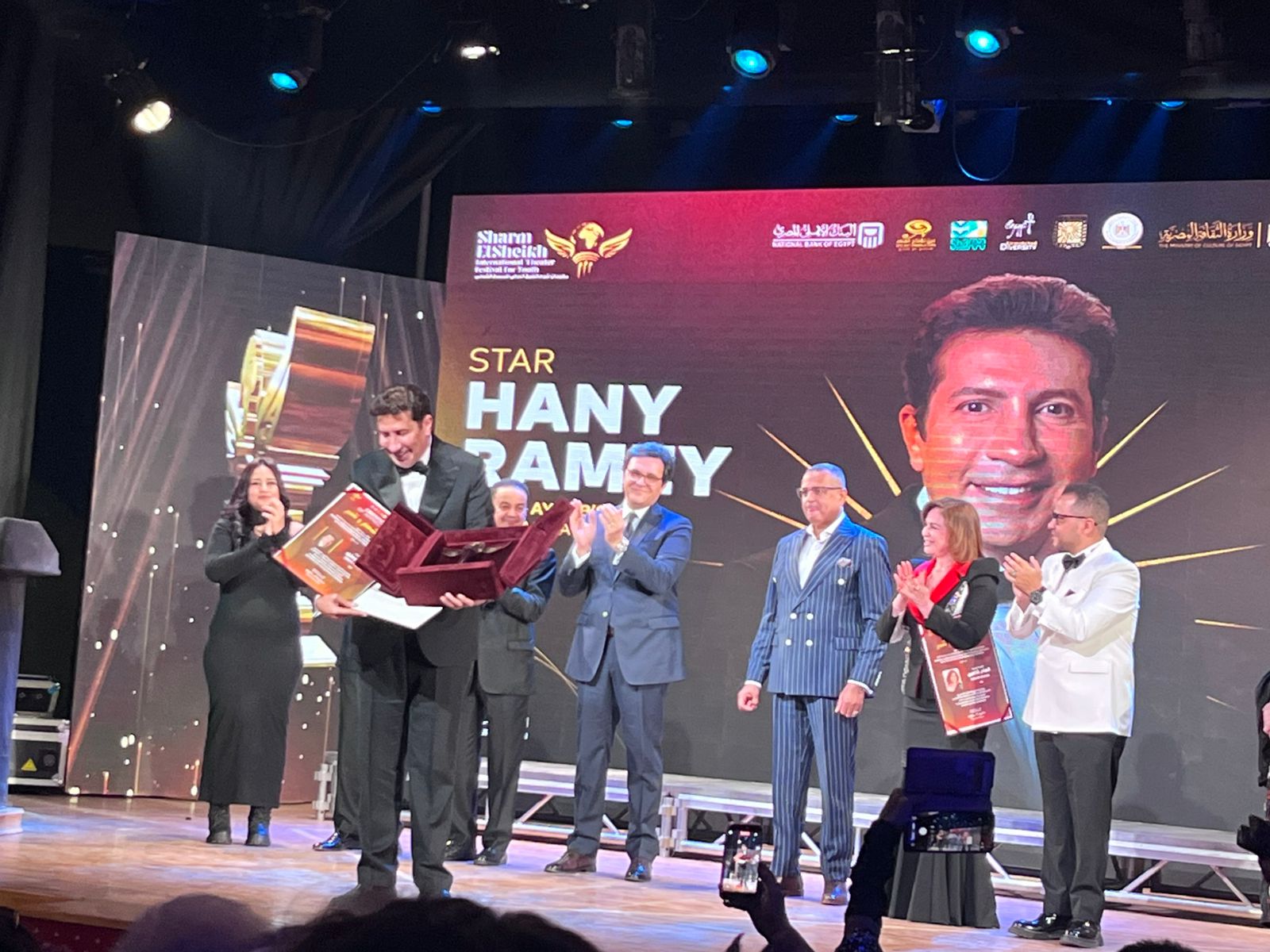 هاني رمزي يهدي تكريمه في شرم الشيخ لوالدته بكلمات مؤثرة
