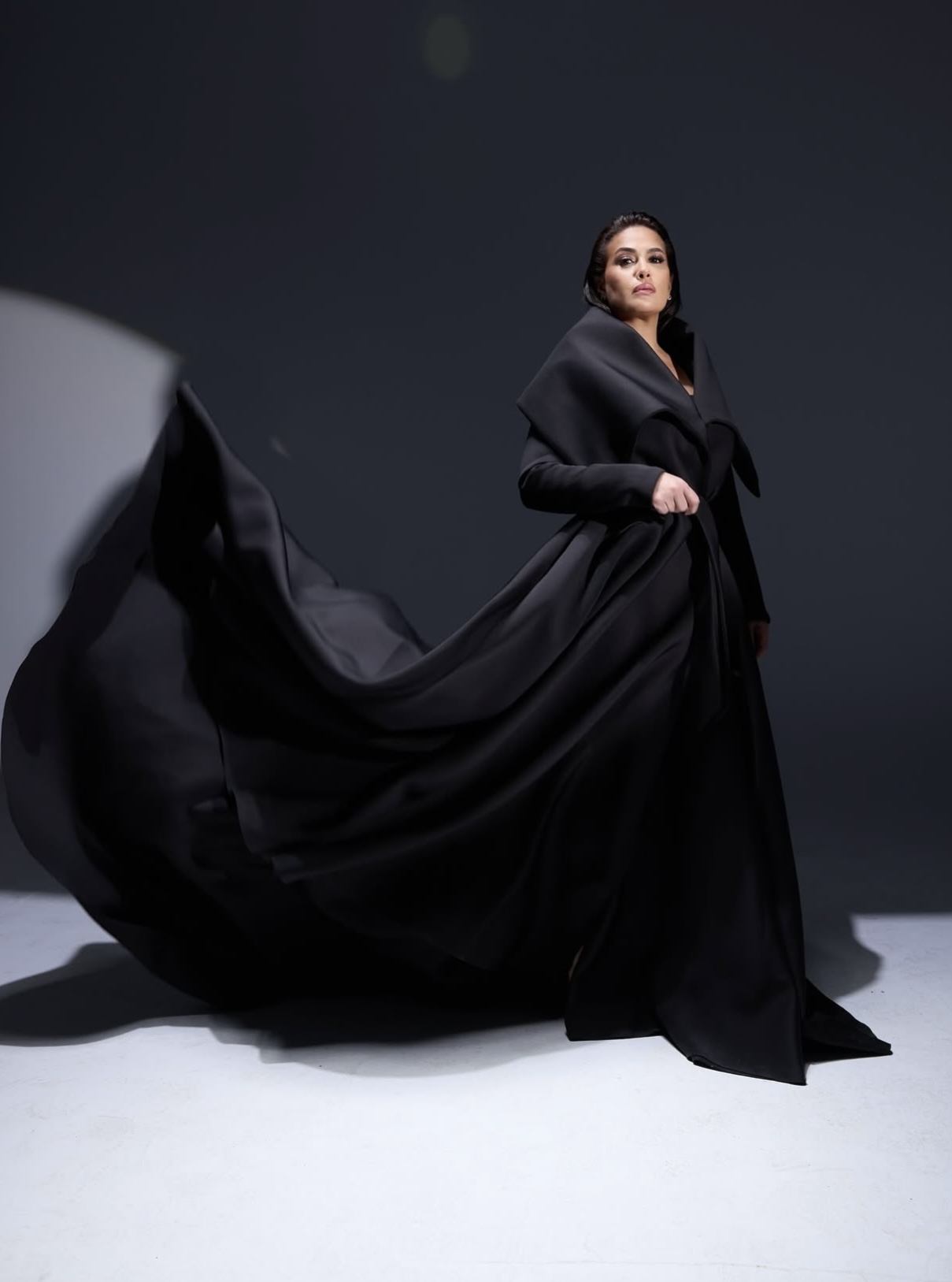 هند صبري بتلفت الأنظار بإطلالة سوداء شيك وجريئة