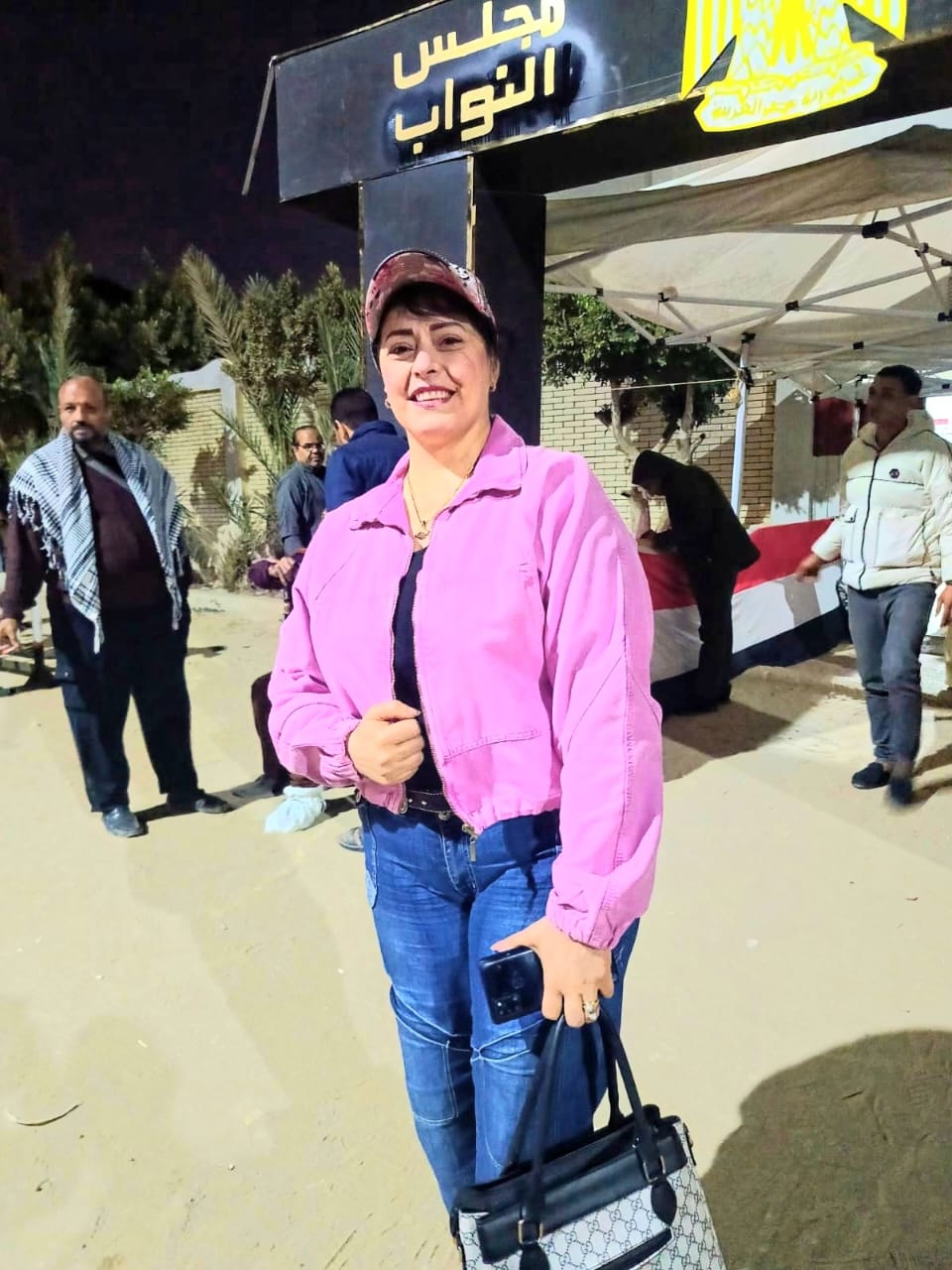 هند عاكف تشارك بصوتها في انتخابات البرلمان بالمقطم صور