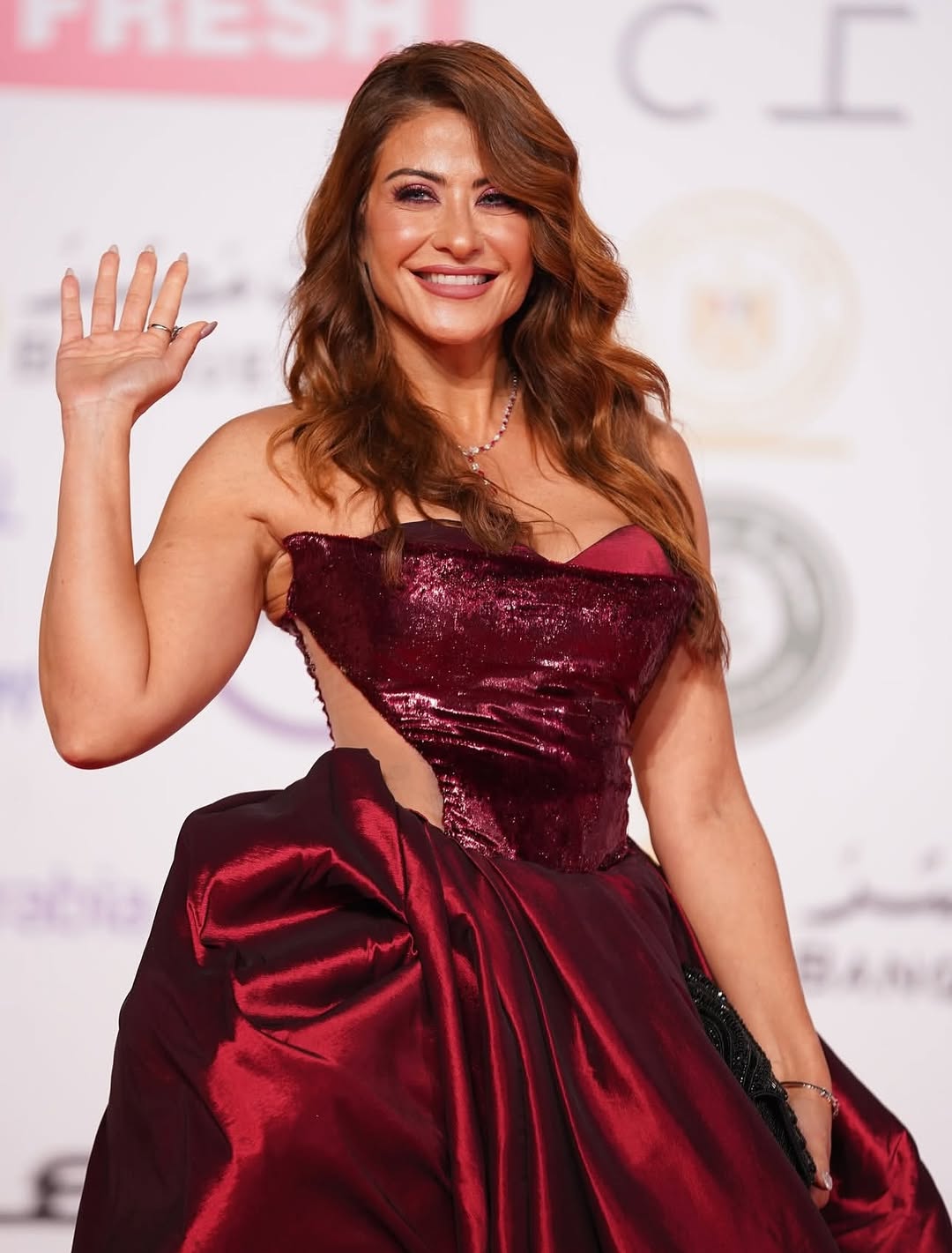 هيدي كرم تثير ضجة على السوشيال ميديا بظهورها في مهرجان