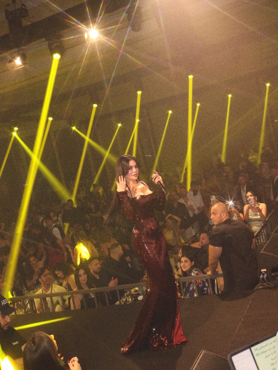 هيفاء وهبي بتتألق في حفل مليان بالجمهور في الأردن