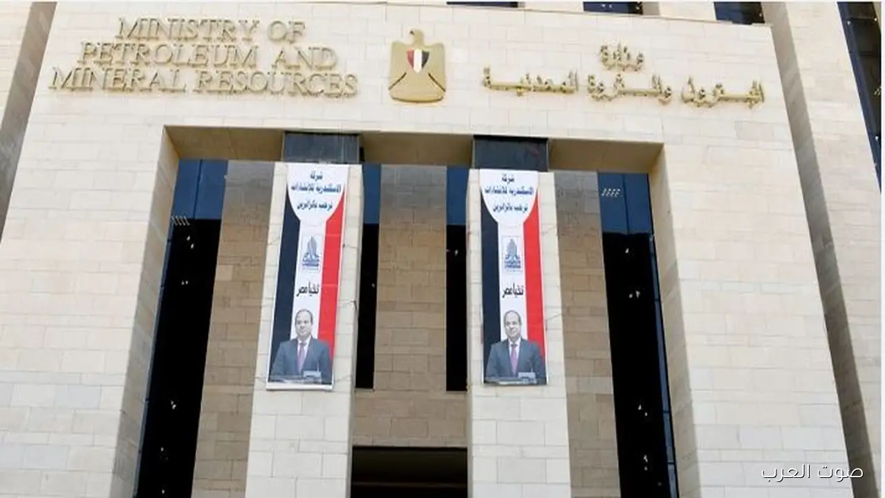 وزارة البترول تحقق في حادث سقوط جهاز حفر بالصحراء الغربية