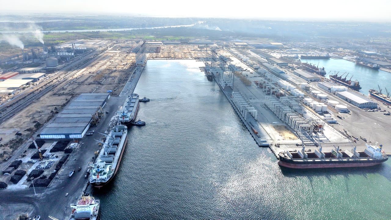 ميناء دمياط يتداول 34 سفينة للحاويات والبضائع