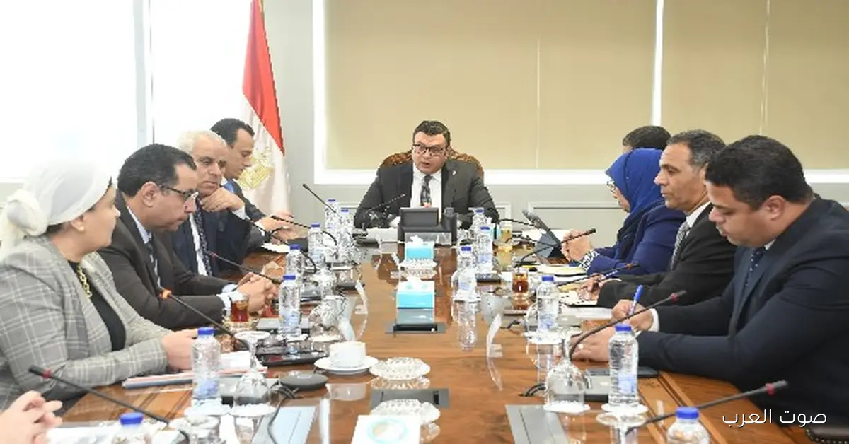 وزير الإسكان يتابع شروط وضوابط الإعلانات على الطرق العامة والمحاور