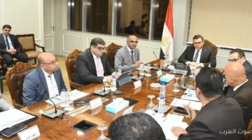 وزير الإسكان يتابع مشروعات المرافق والكهرباء في المدن الجديدة الصناعية