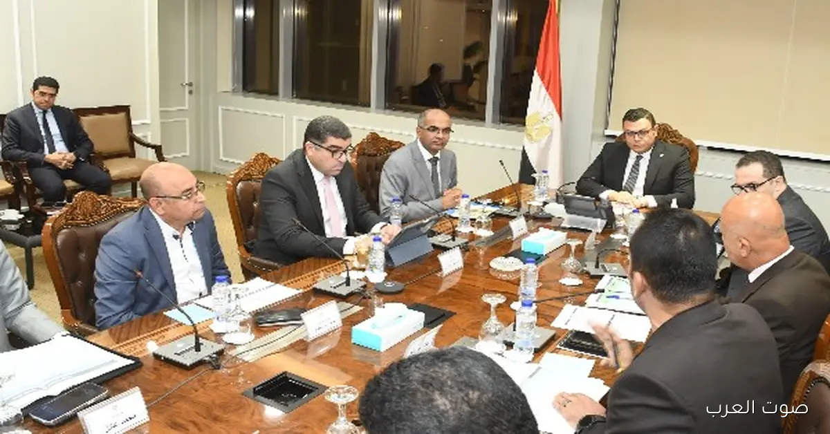 وزير الإسكان يتابع مشروعات المرافق والكهرباء في المدن الجديدة الصناعية