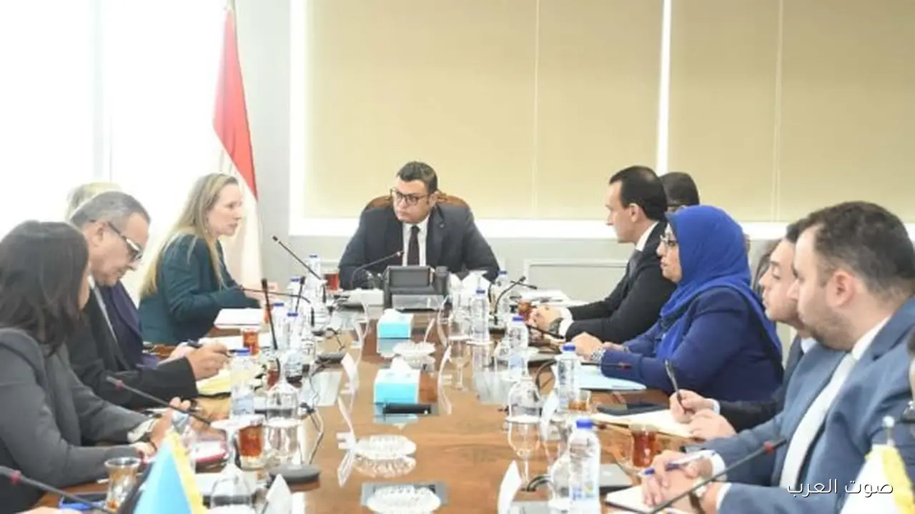 وزير الإسكان يتحدث مع البنك الدولي عن التعاون في إدارة